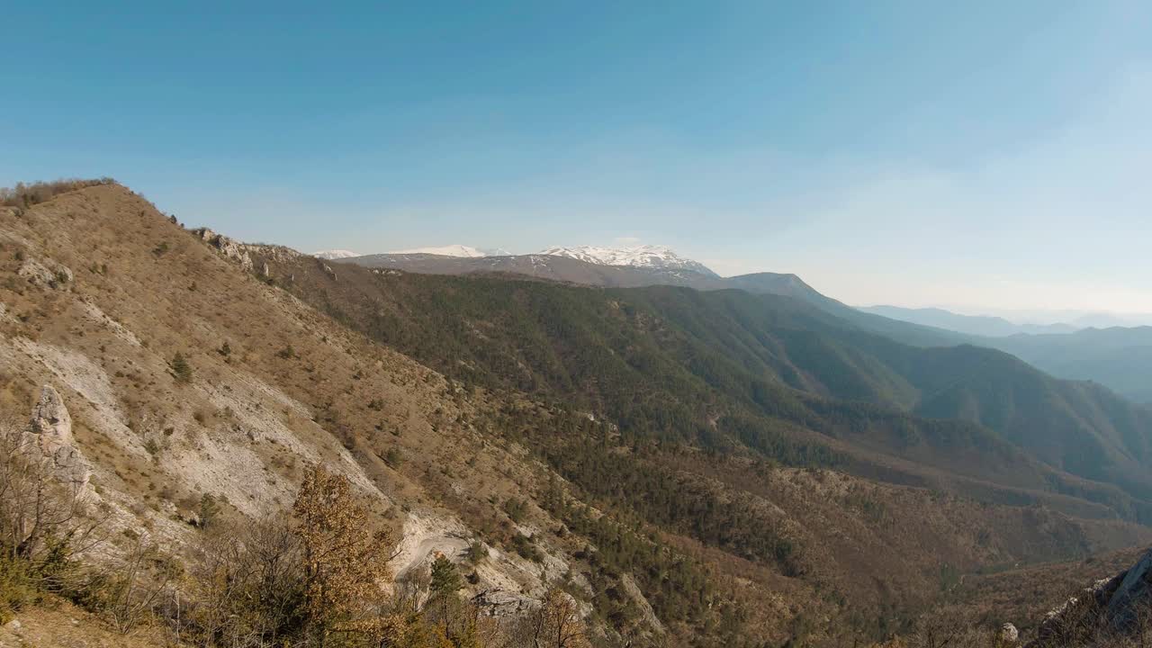 vista del paisaje montañoso a un pico nevado, durante el otoño