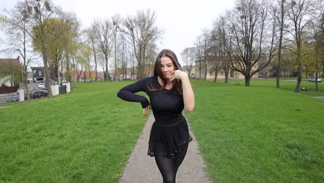 espectáculo de danza serena en un parque exuberante