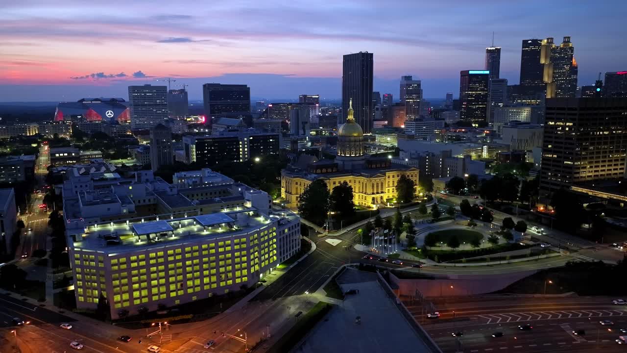 조지아 주 애틀랜타의 조지아 주 의회 건물 밤에 드론 비디오가 왼쪽에서 오른쪽으로 움직입니다.