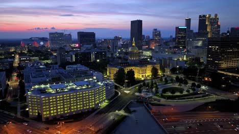edificio del capitolio del estado de georgia en atlanta, georgia por la noche con video de drones moviéndose de izquierda a derecha