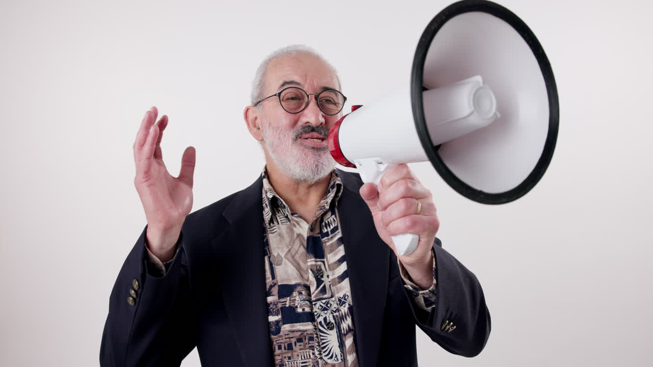 hombre con megáfono