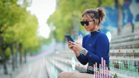una mujer de negocios exitosa se sienta afuera en los escalones con su teléfono inteligente y revisa los informes financieros actuales, desarrollos breves y organiza su trabajo