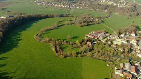 pueblo tranquilo en la granja