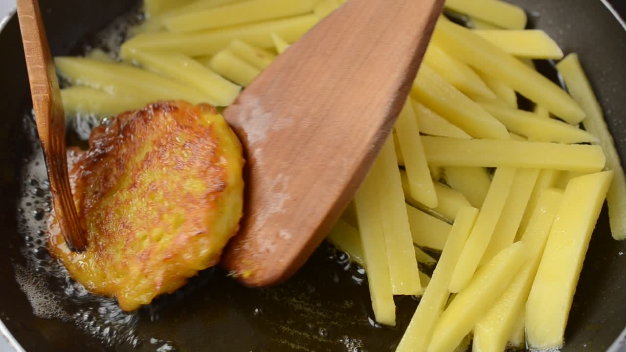 Patatine fritte e hash brown. Cottura in padella.