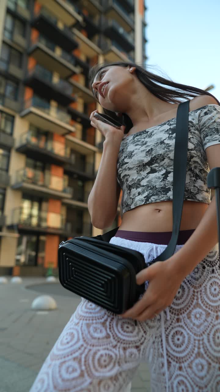 mujer joven usando el teléfono al aire libre