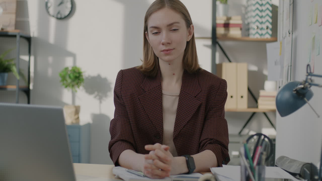 Деловая женщина в офисе