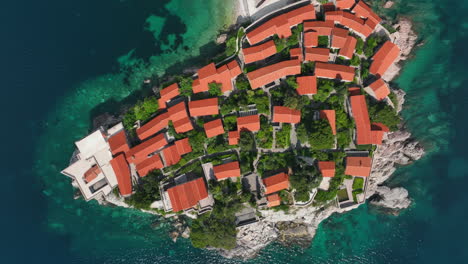 imágenes aéreas lentas sobrevolando la isla sveti stefan