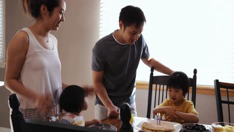 집 에서 함께 휴식 을 즐기는 가족
