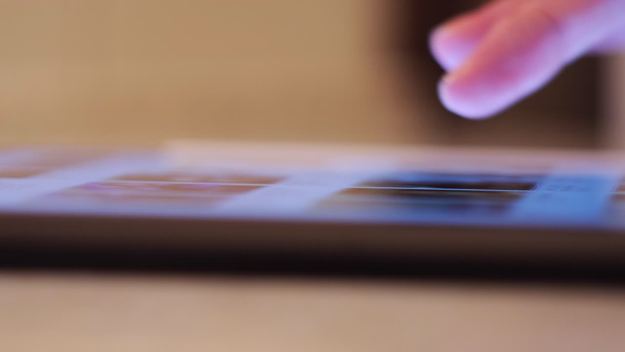 태블릿을 사용하는 사람