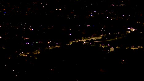 vista nocturna de la carretera del centro de la ciudad iluminada con tráfico distante