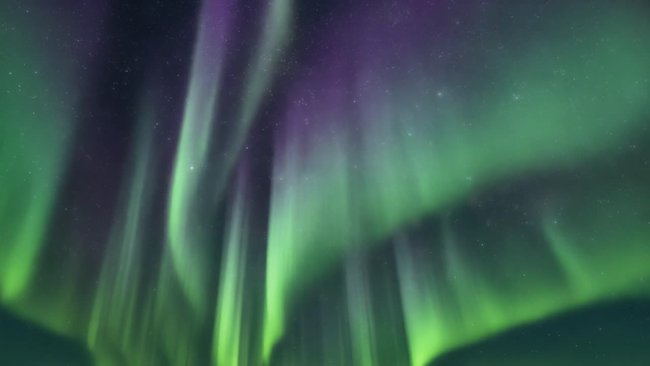 Aurora Borealis Hijau dan Ungu Cerah Berkilauan di Langit Malam