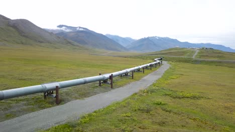 oleoducto trans-alaska para petróleo en la campiña de alaska - sobrevuelo de drones aéreos