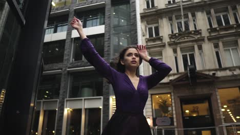 Joven-Hermosa-Mujer-Vestida-De-Gótico-Tiene-Las-Manos-Levantadas-En-El-Aire-Disfrutando-Del-Viento-Sintiéndose-Slomotion