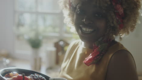 mujer preparando una comida en la cocina