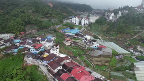 vista general del paisaje del distrito de brinchang dentro del área de cameron highlands de malasia