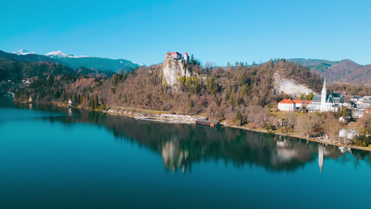 La ripresa aerea sorvola la fortezza arroccata che si affaccia sul Lago di Bled in Slovenia.