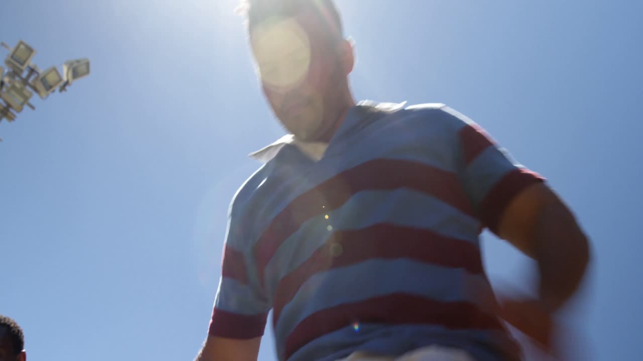 jugador de rugby haciendo spot jogging en un día soleado 4k 4k