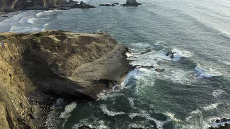 Toma-Dramática-De-Olas-Rompiendo-Hacia-El-Acantilado-En-Zambujeira-Do-Mar,-Portugal