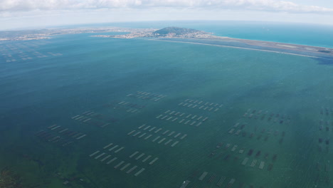 Gran-Vista-Aérea-De-La-Laguna-Etang-De-Thau-Costa-Mediterránea-Francesa