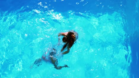 Pareja-Feliz-Chapoteando-Y-Divirtiéndose-En-La-Piscina-Azul-Claro