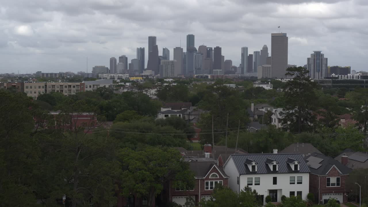 vista de drones del centro de houston desde el parque memorial