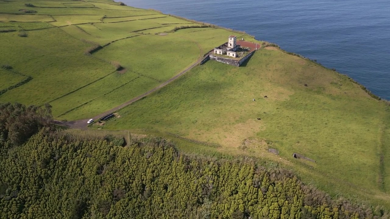 Ribeirinha fyrtårn på Faial-øen, Azorerne, Portugal, med udsigt over Atlanterhavet og et græsklædt forbjerg, luftfoto