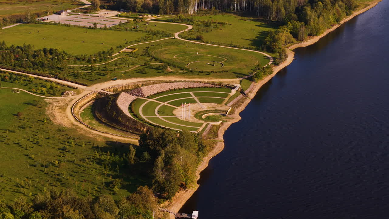 ликтендарц (садок судьбы) - национальный мемориальный объект и часто посещаемое место для путешествий на острове даугава в кокнезе, видземе, латвия.