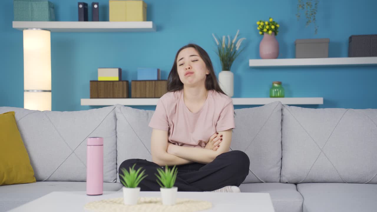 아시아 십대 소녀는 즐거움을 원합니다. 그녀는 즐겁고 활동적인 순간을 원합니다.