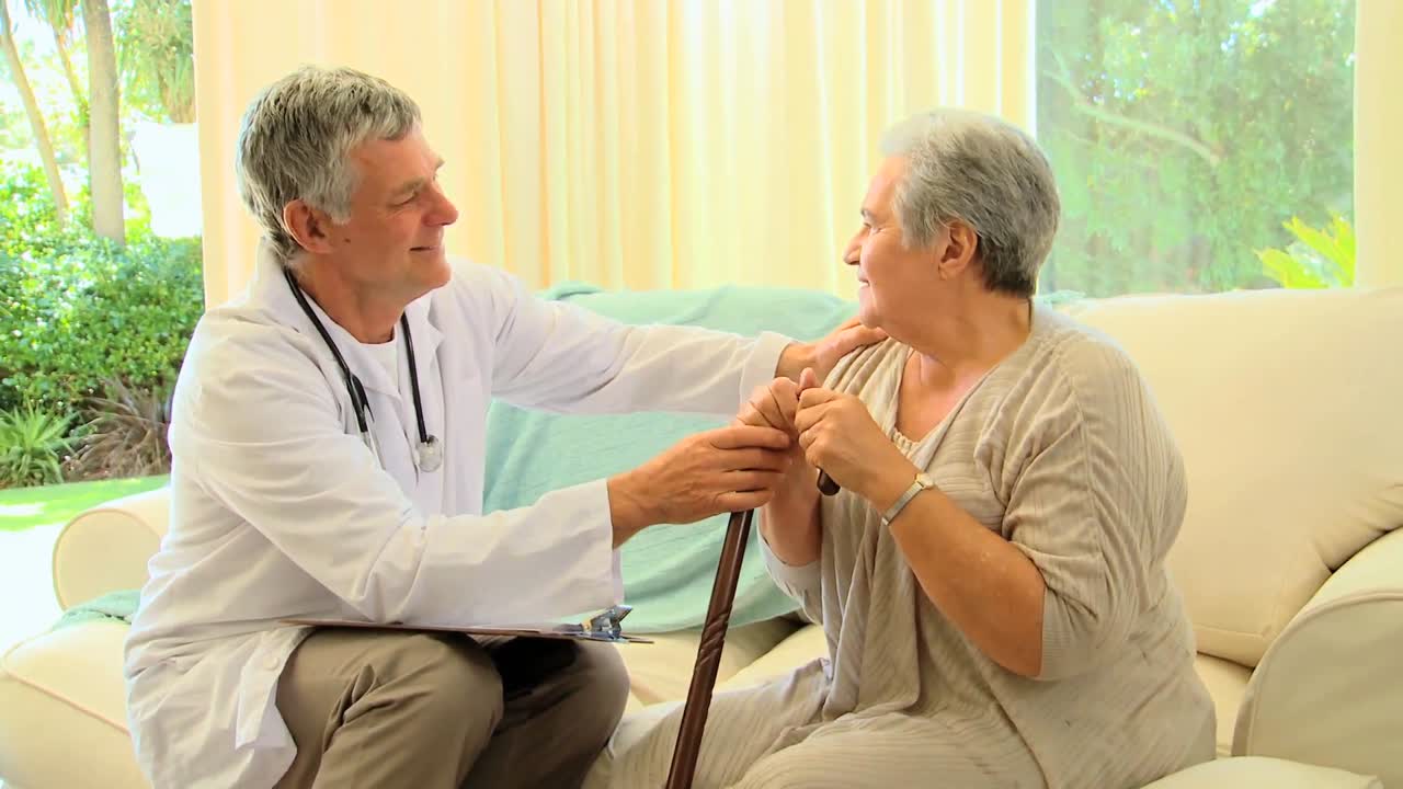 성숙 한 여자 가 의사 에게 자기 의 문제 를 설명 한다