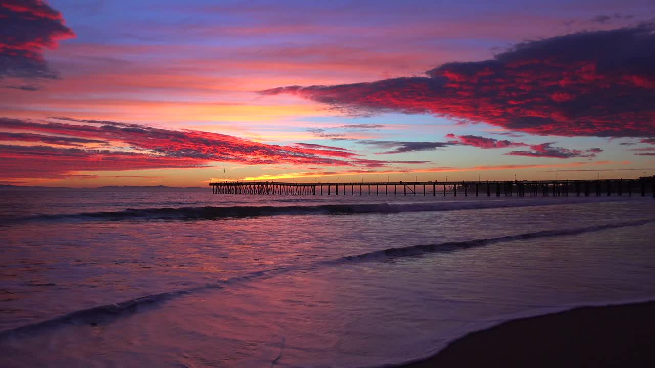 una hermosa puesta de sol en la costa a lo largo de la costa central de california con el muelle de ventura distante 1