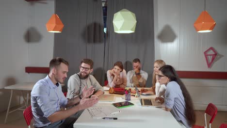 reunión de equipo en un espacio de oficina creativo