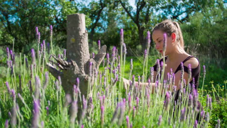 imágenes en cámara lenta de una mujer caucásica con cabello rubio recogiendo flores de lavanda para hacer un ramo