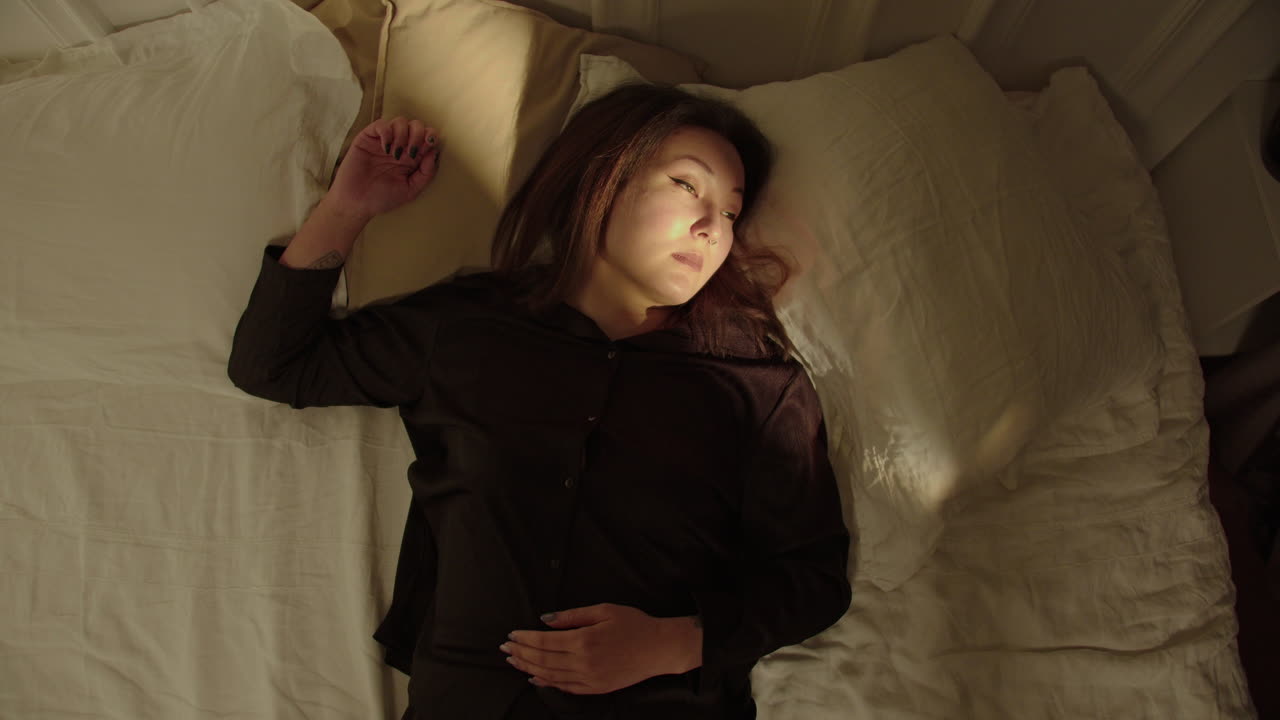 잠을 자려고 하는 여자