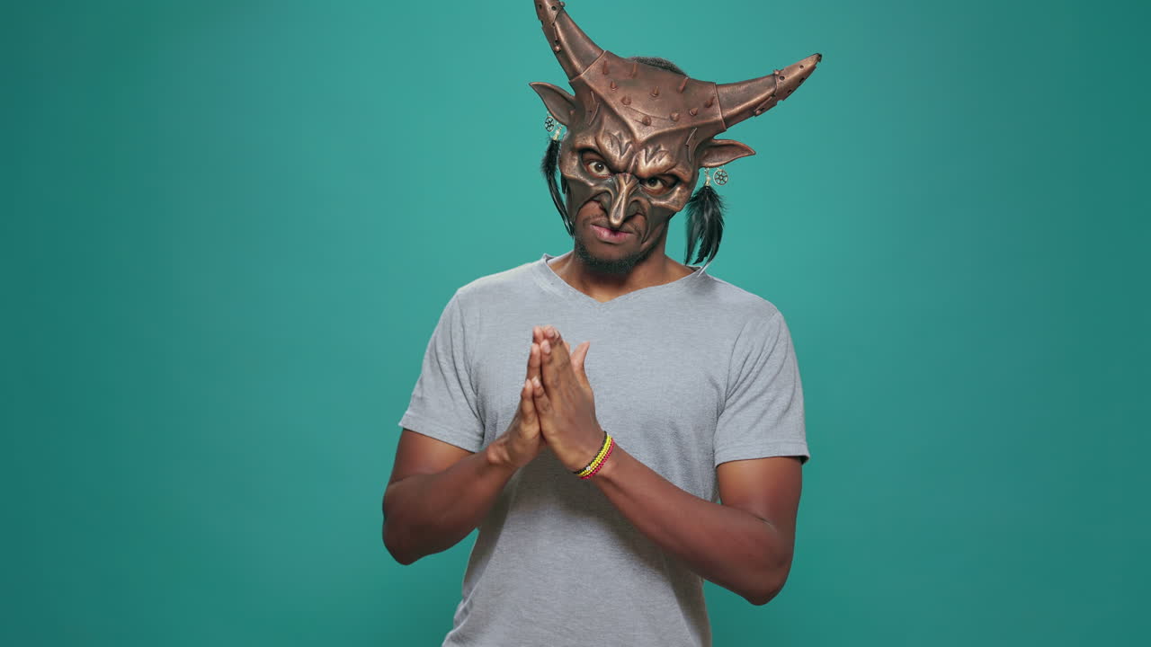 Joven con una máscara tribal antigua con patrón sagrado