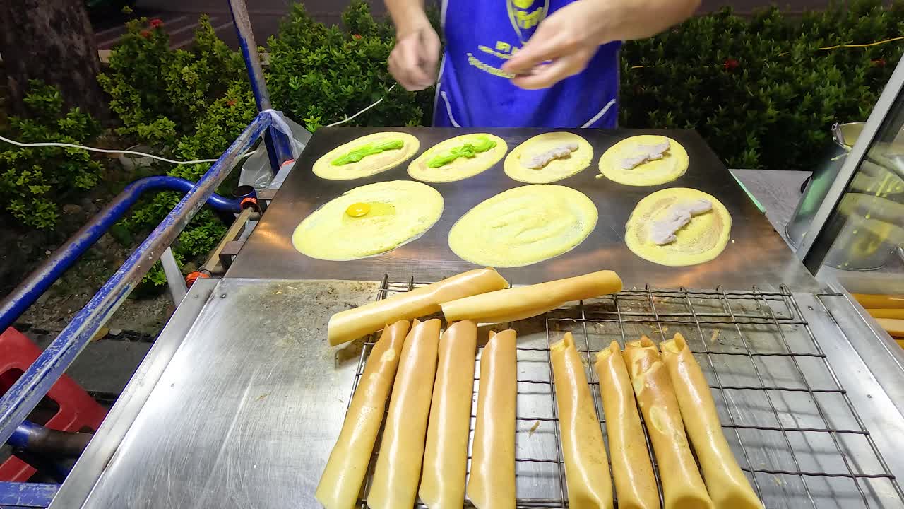 거리 판매자 는 맛있는 미니 팬케이크 롤 을 준비 한다