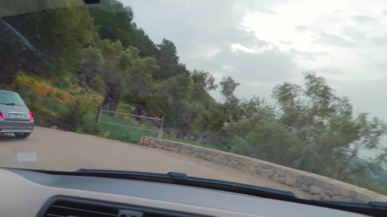 자동차 앞 유리에서 캡처한 자동차 마요르카, 스페인을 따라 전통적인 마요르카 마을 녹지를 보여주는 산트 요렌츠 지그재그 도로의 드라이브