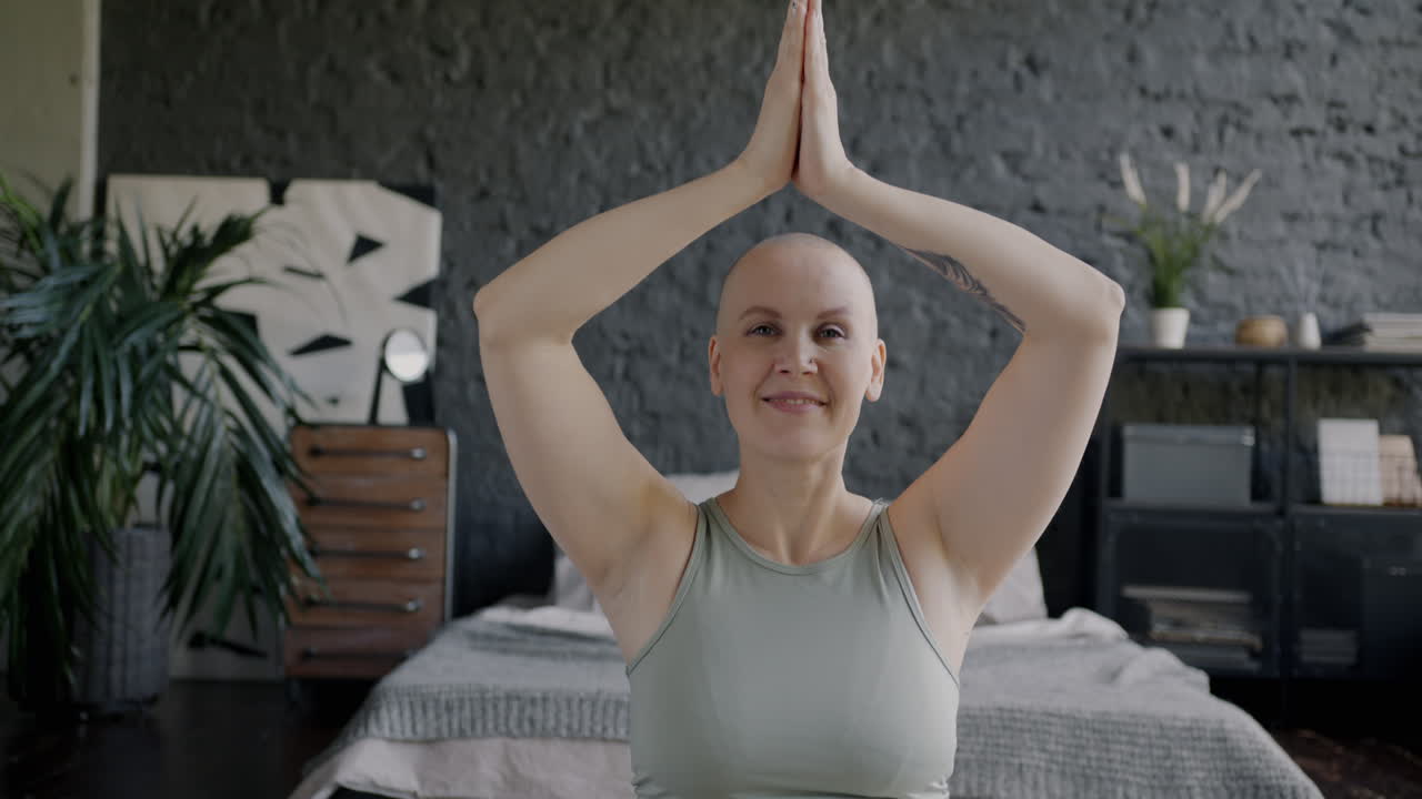 mujer embarazada practicando yoga en casa