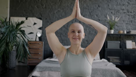 mujer embarazada practicando yoga en casa