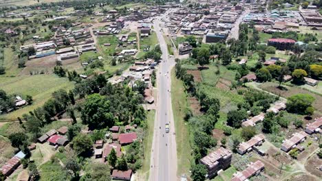 City-Scape-dron-View-rural-Africa-Village-un-Dron-Que-Pasa-Sobre-La-Concurrida-Carretera-Durante-El-Día