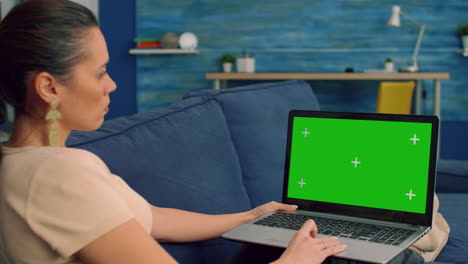 freelancer usando una computadora portátil con una pantalla verde simulada