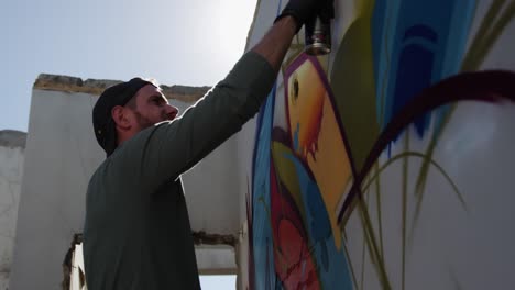 artista de graffiti pintando con spray de aerosol 4k