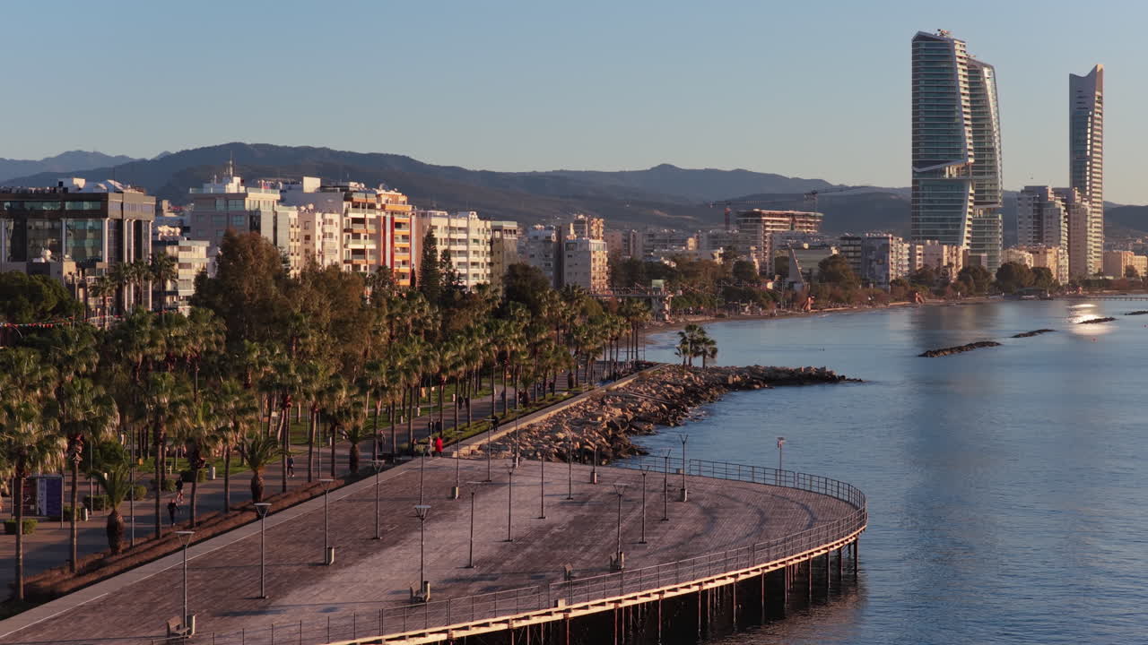 Vista aerea da drone di un molo di legno che si estende nel Mar Mediterraneo a Limassol, Cipro.
