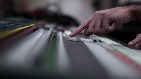 consola de mezcla de audio en uso