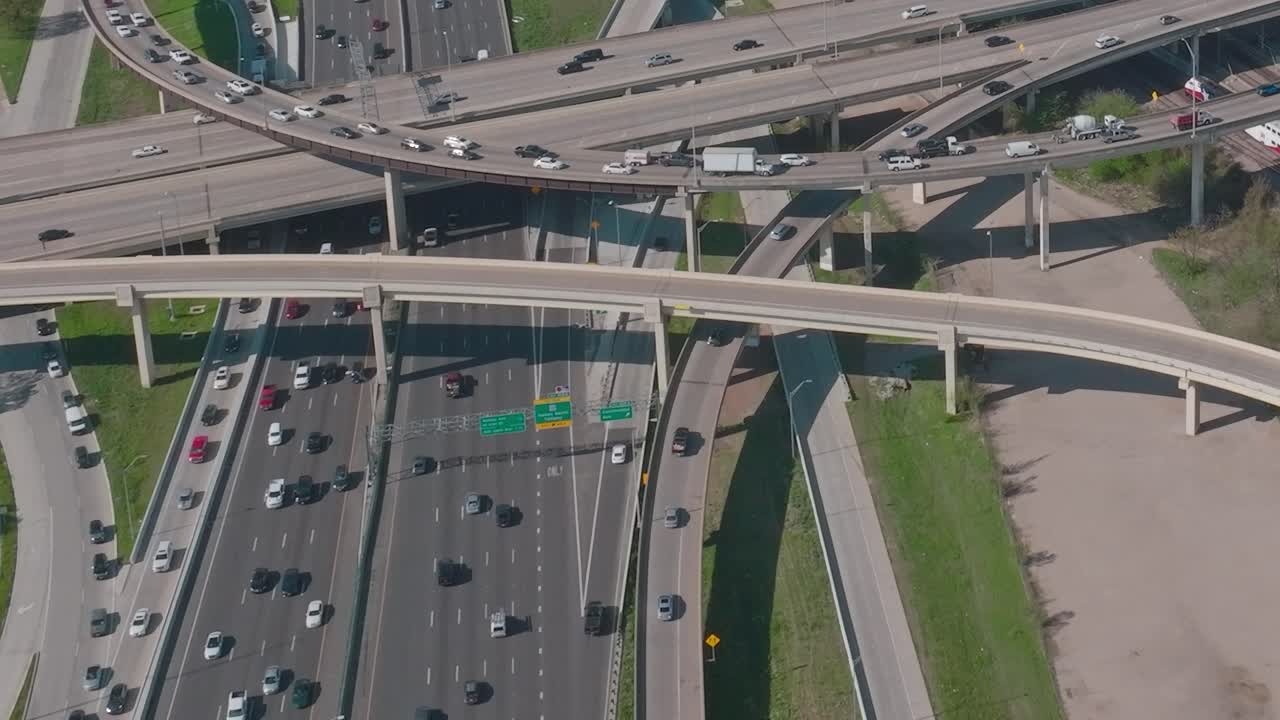 Pemandangan jalan raya di pusat kota Dallas dengan lalu lintas di hari yang cerah