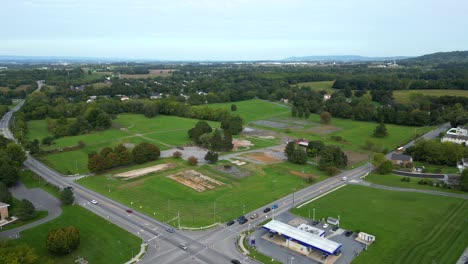 Vista-Aérea-Por-Drones-Del-Sitio-De-Construcción-En-Una-Intersección-Con-El-Tráfico