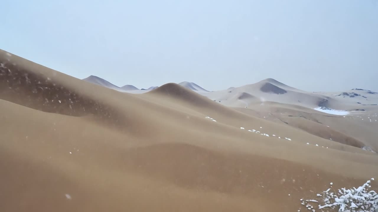 사막 풍경 에 눈 이 내린다