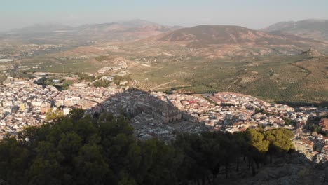 Castillo-De-Jaen,-España-Castillo-De-Jaen-Volando-Y-Tomas-Terrestres-Desde-Este-Castillo-Medieval-En-La-Tarde-De-Verano,-Tambien-Muestra-La-Ciudad-De-Jaen-Hecha-Con-Un-Drone-Y-Una-Camara-De-Accion-A-4k-24fps-Usando-Filtros-Nd-38