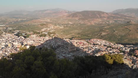 castillo de jaen, españa castillo de jaen volando y tomas terrestres desde este castillo medieval en una tarde de verano, tambien muestra la ciudad de jaen hecha con un dron y una camara de accion a 4k 24fps usando filtros nd-38
