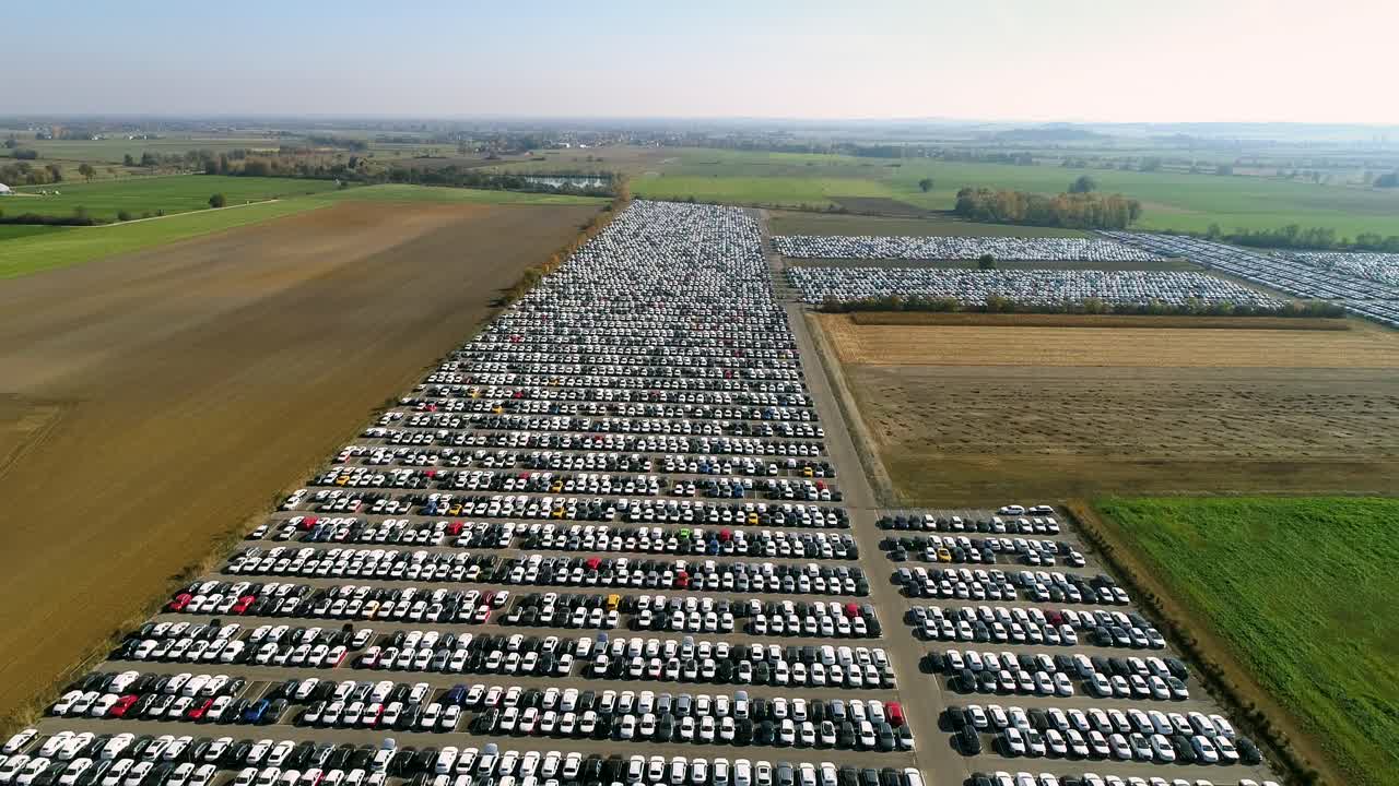 imágenes aéreas de autos terminados listos para ser enviados a un enorme centro de distribución