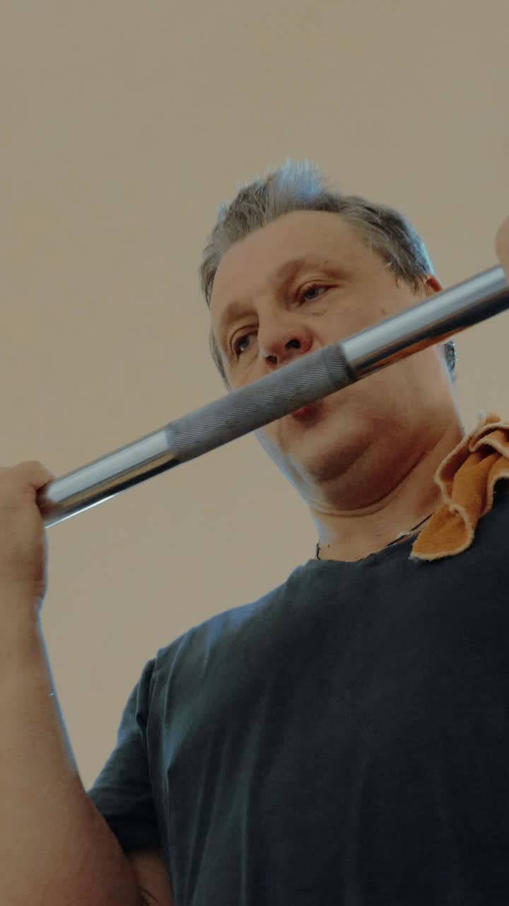 Uomo che solleva pesi in palestra